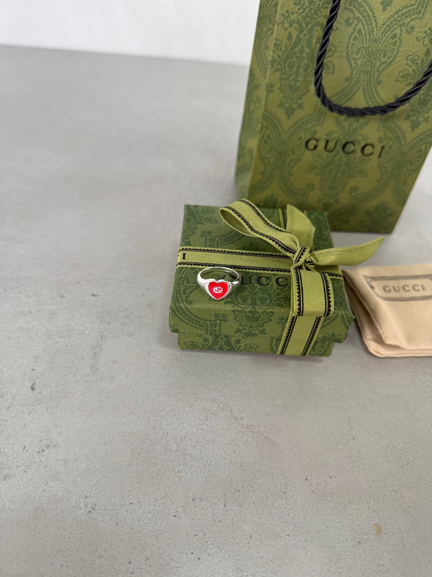 Anillo GG corazón rojo