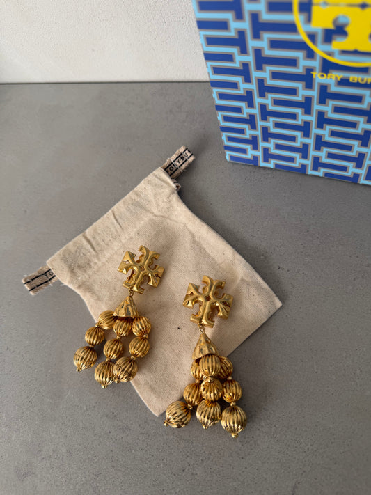 Aretes TB dorados largos con múltiples colgantes texturizados