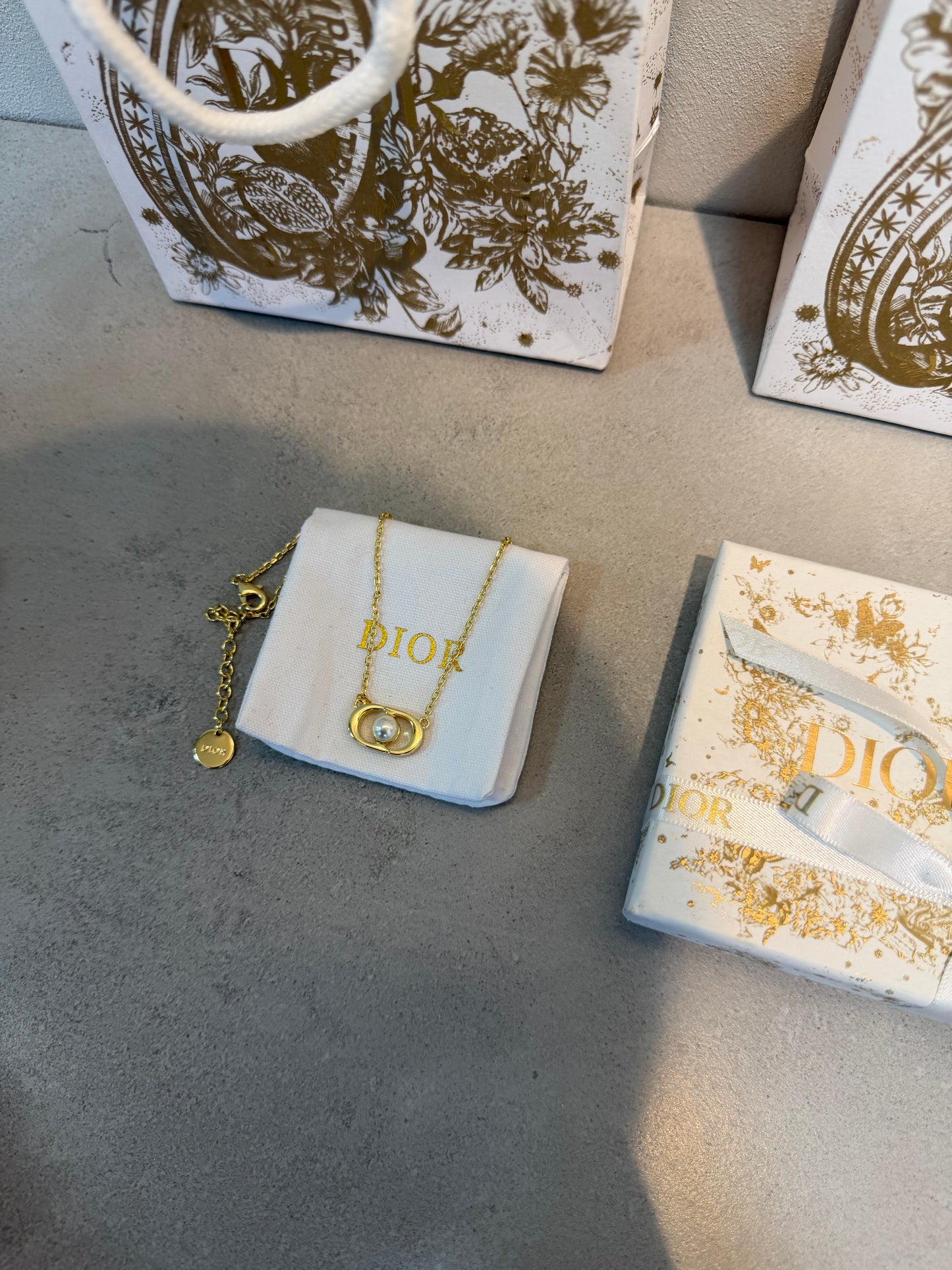 Collar CD logo con perla