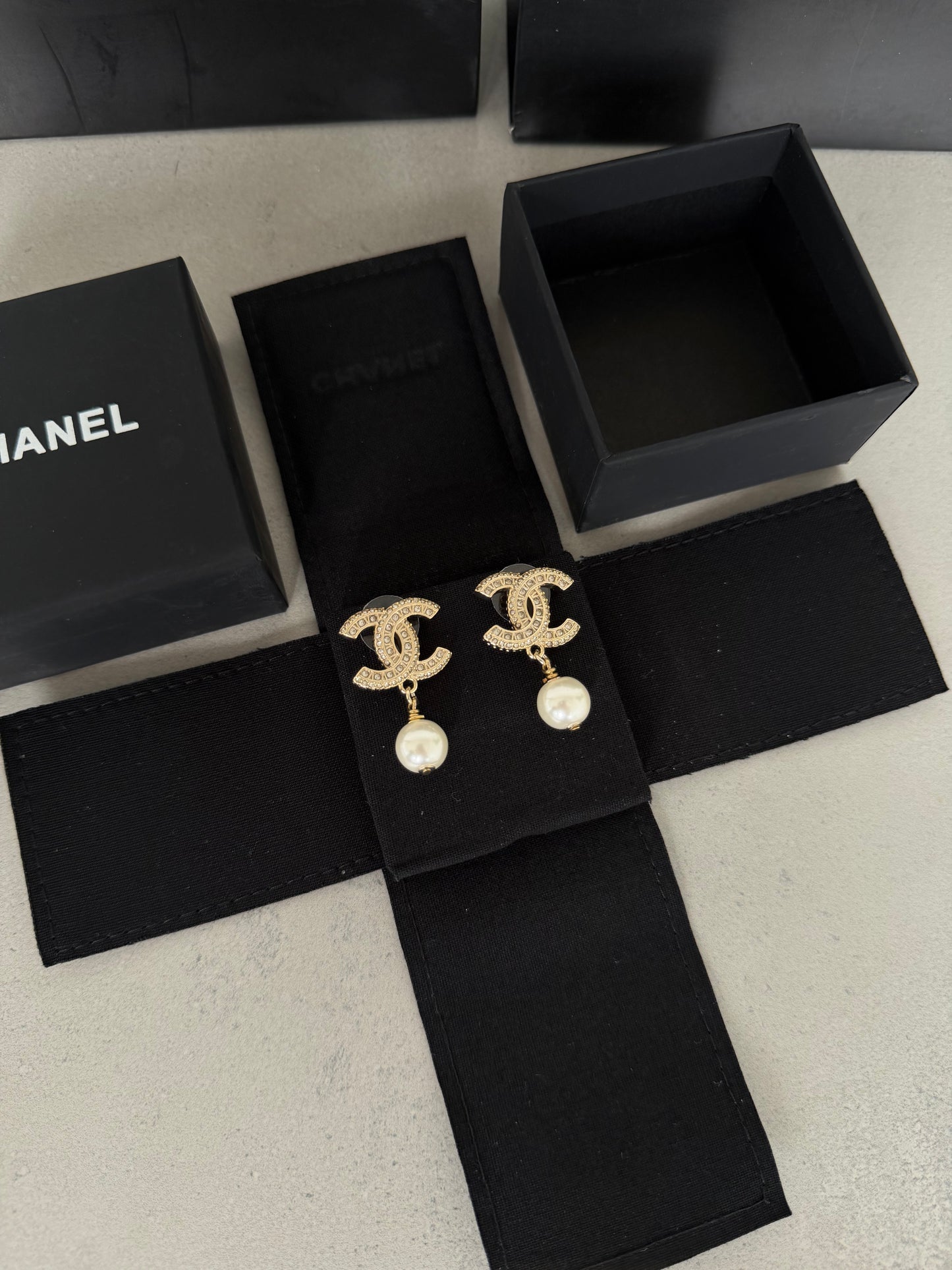 Aretes CC dorados con perla colgante