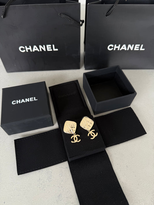 Aretes CC dorados con diseño calado