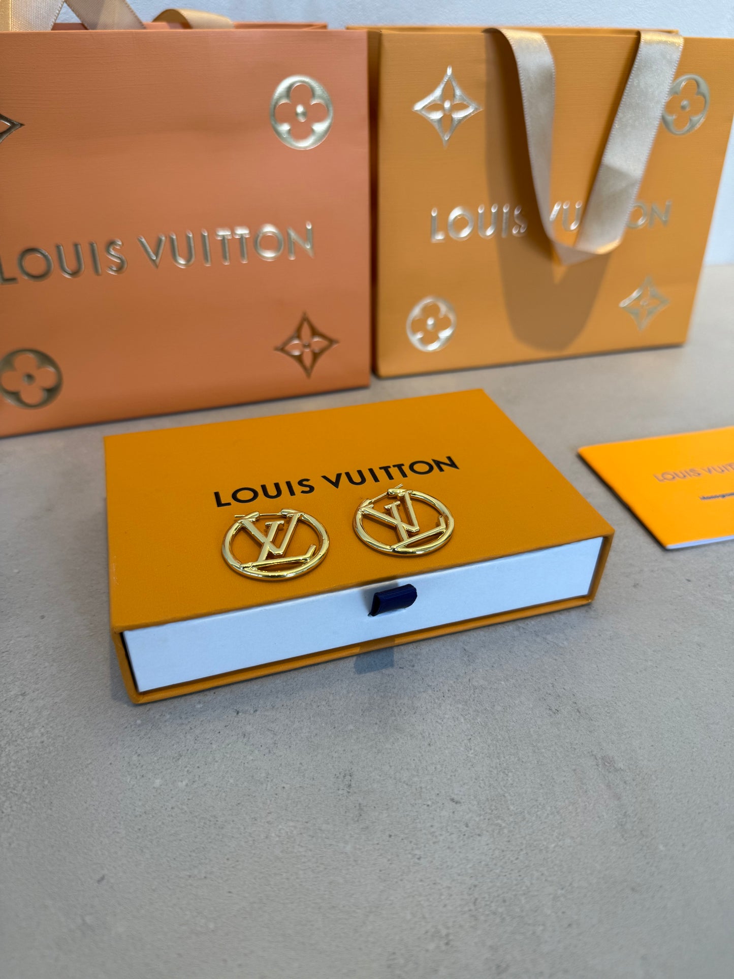 Arete LV dorado pequeño