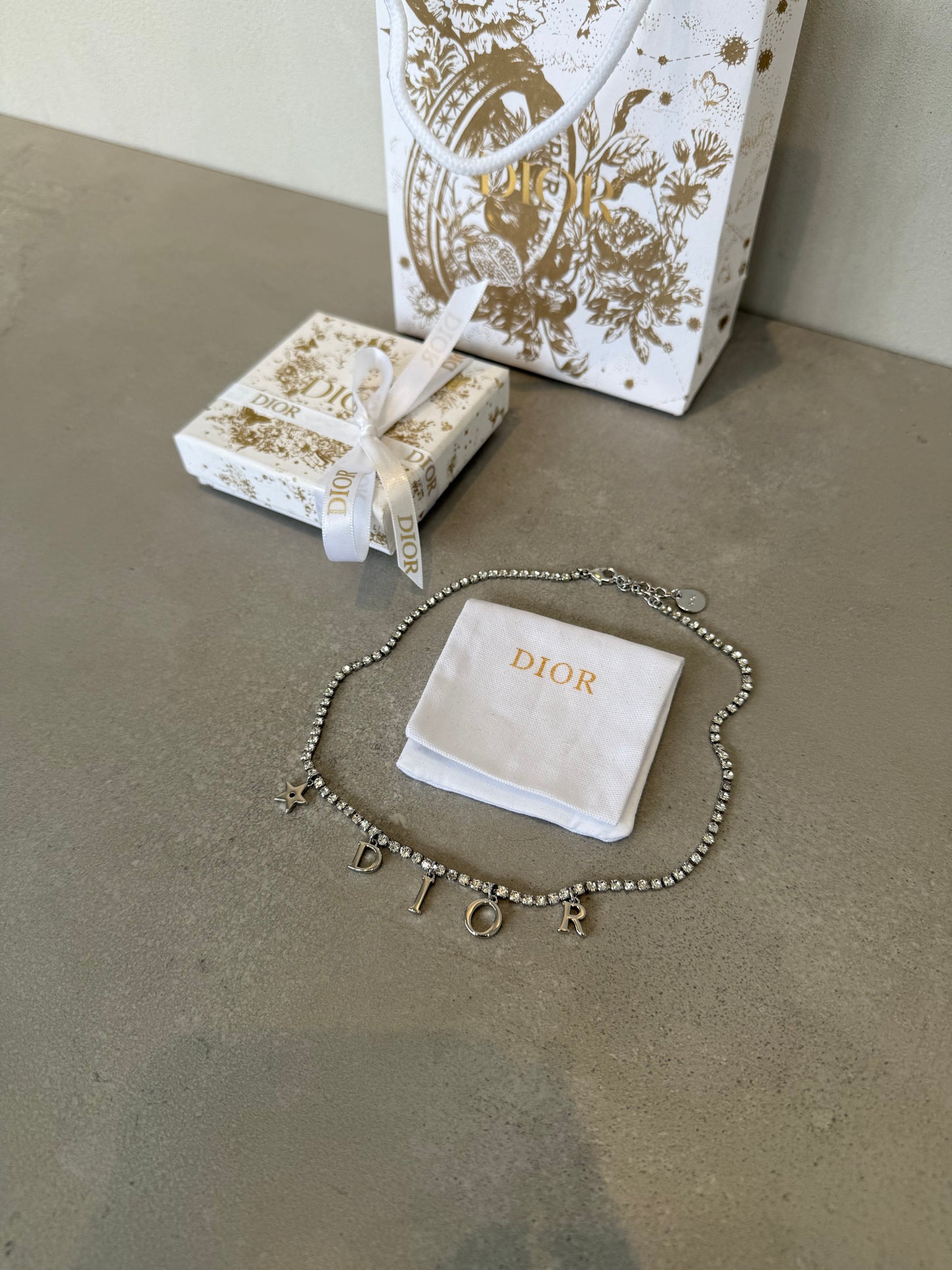 Collar CD logo plateado