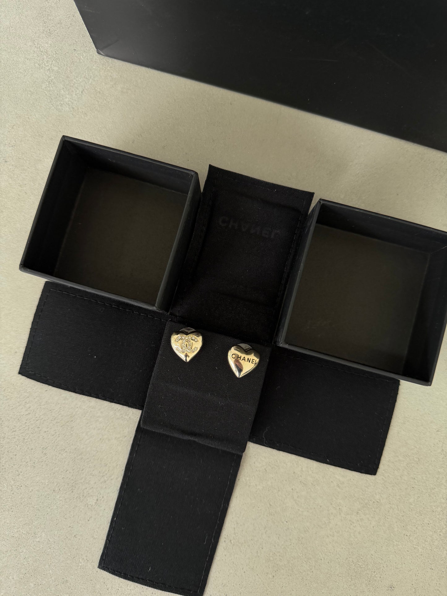 Aretes CC corazón dorado