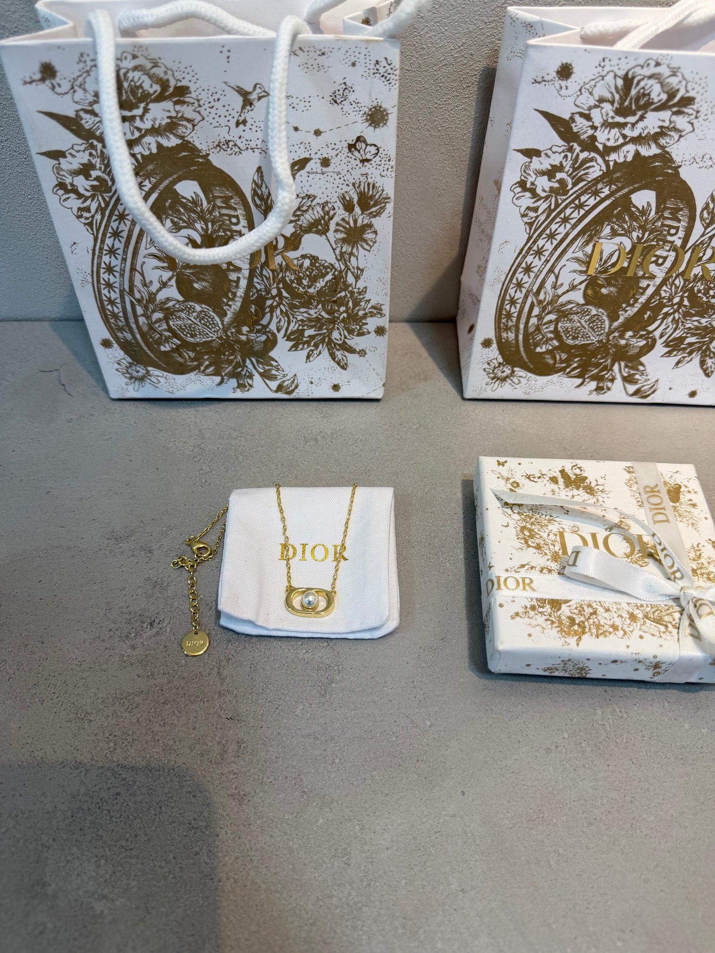 Collar CD logo con perla