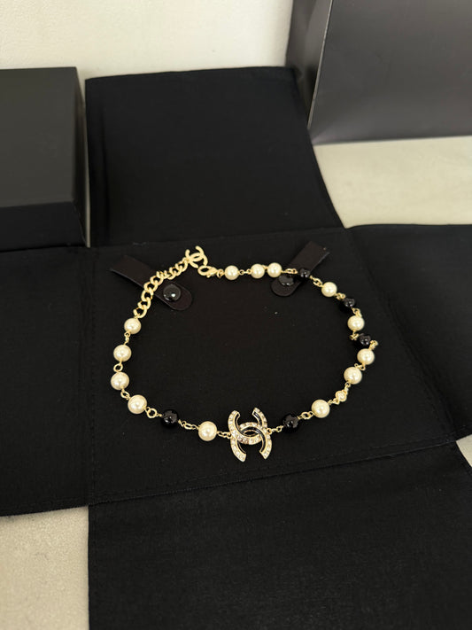 Collar CC perlas + tonos negros