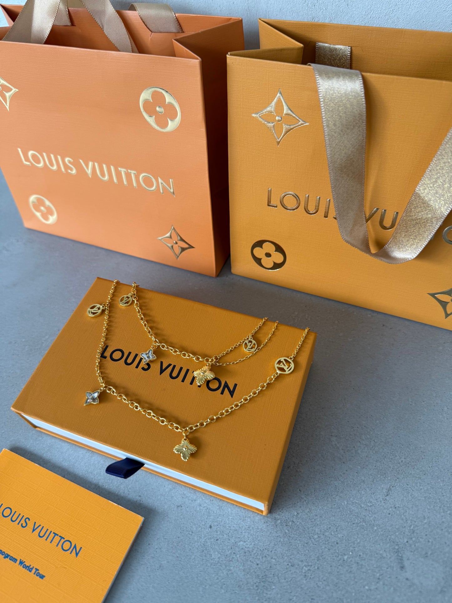 Collar LV dorado