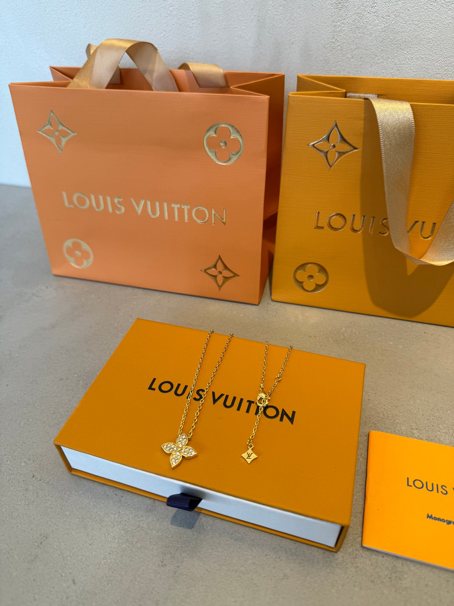 Collar LV logo dorado