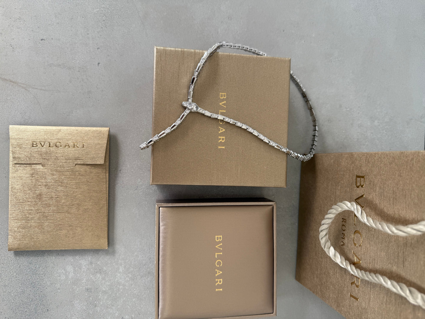 Collar BLG plateada -5271