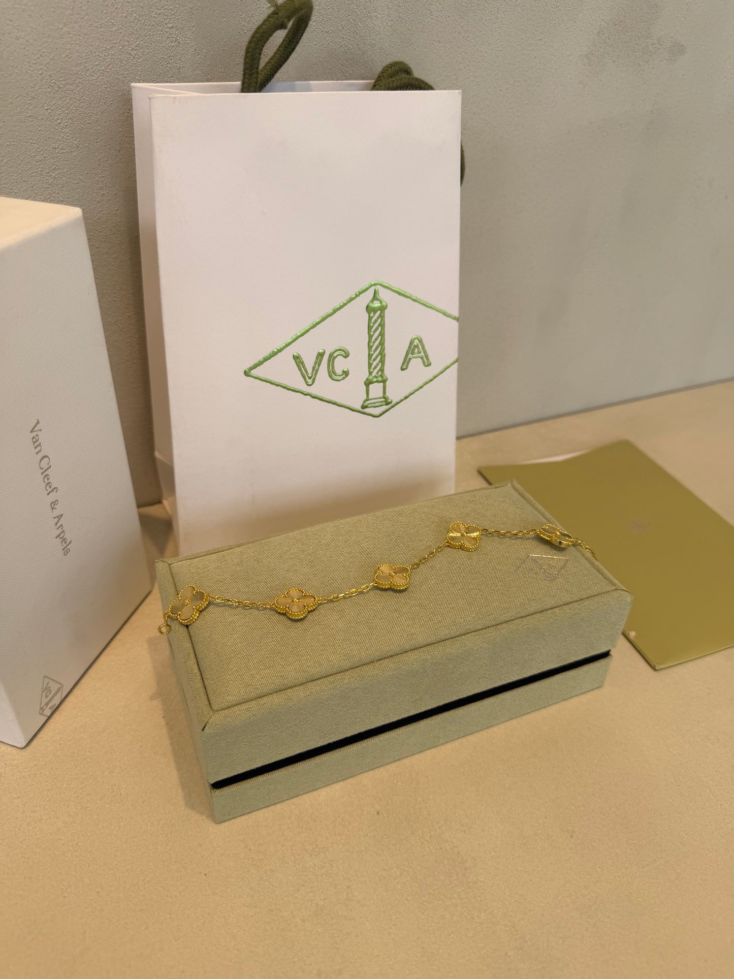 Pulsera VCA dorada