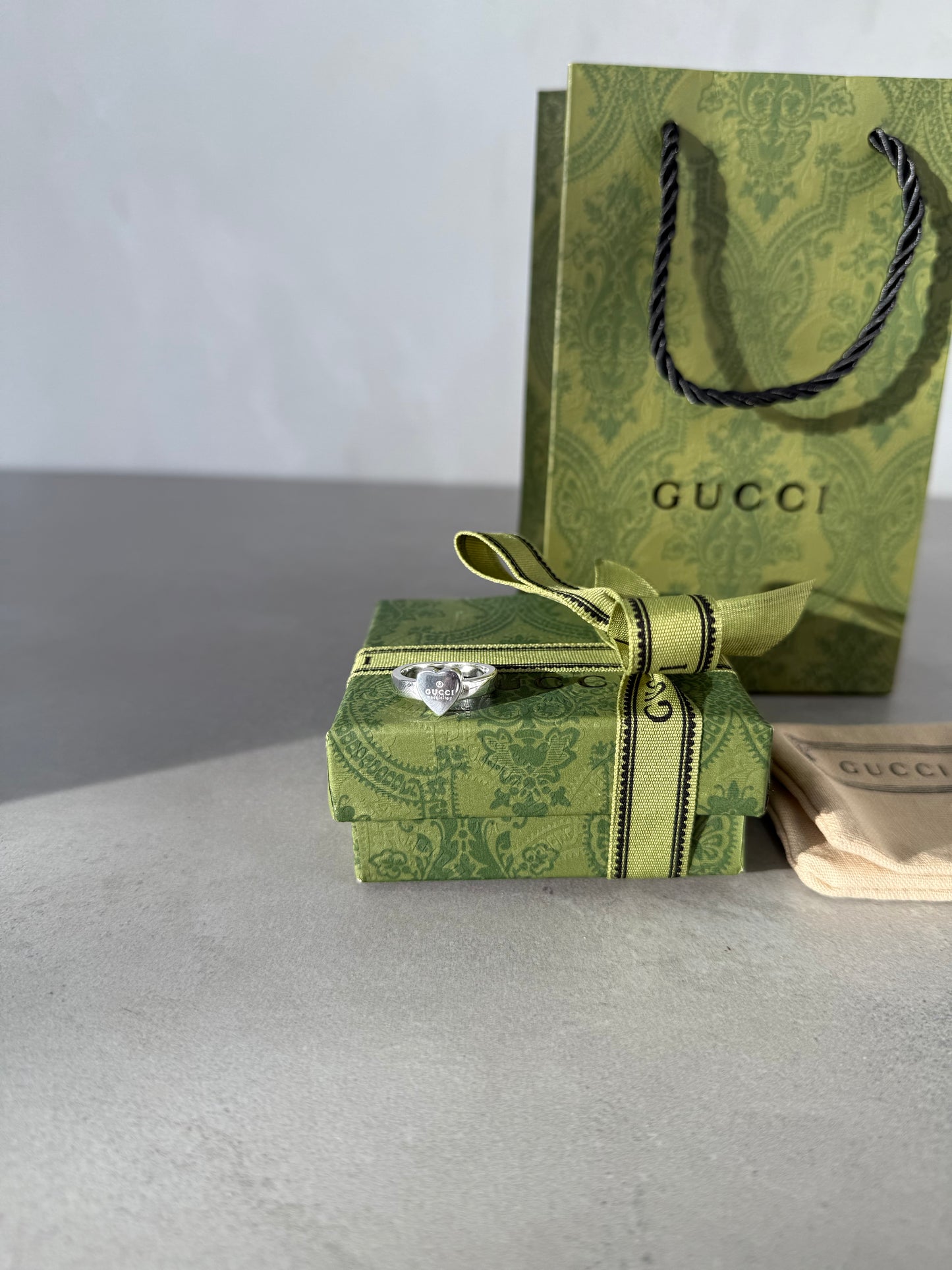 Anillo GG corazón plateado