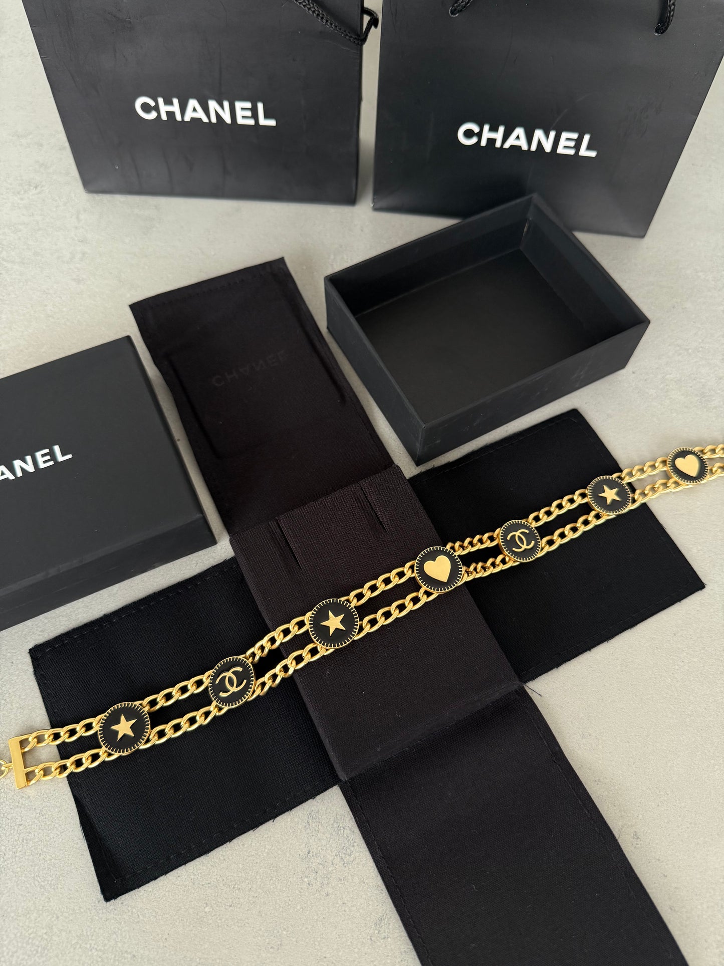 Collar CC negro y dorado