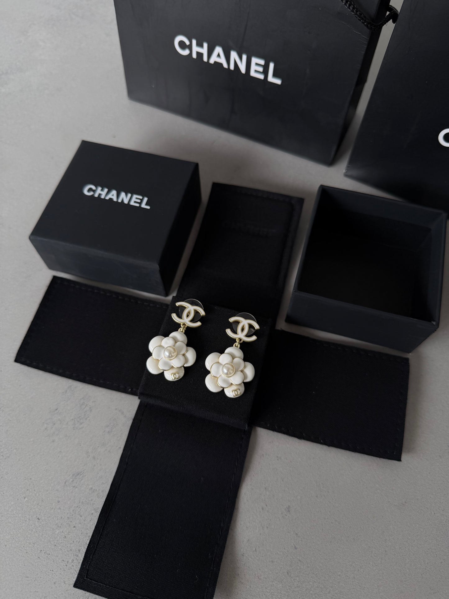 Aretes CC logo y flor en blanco