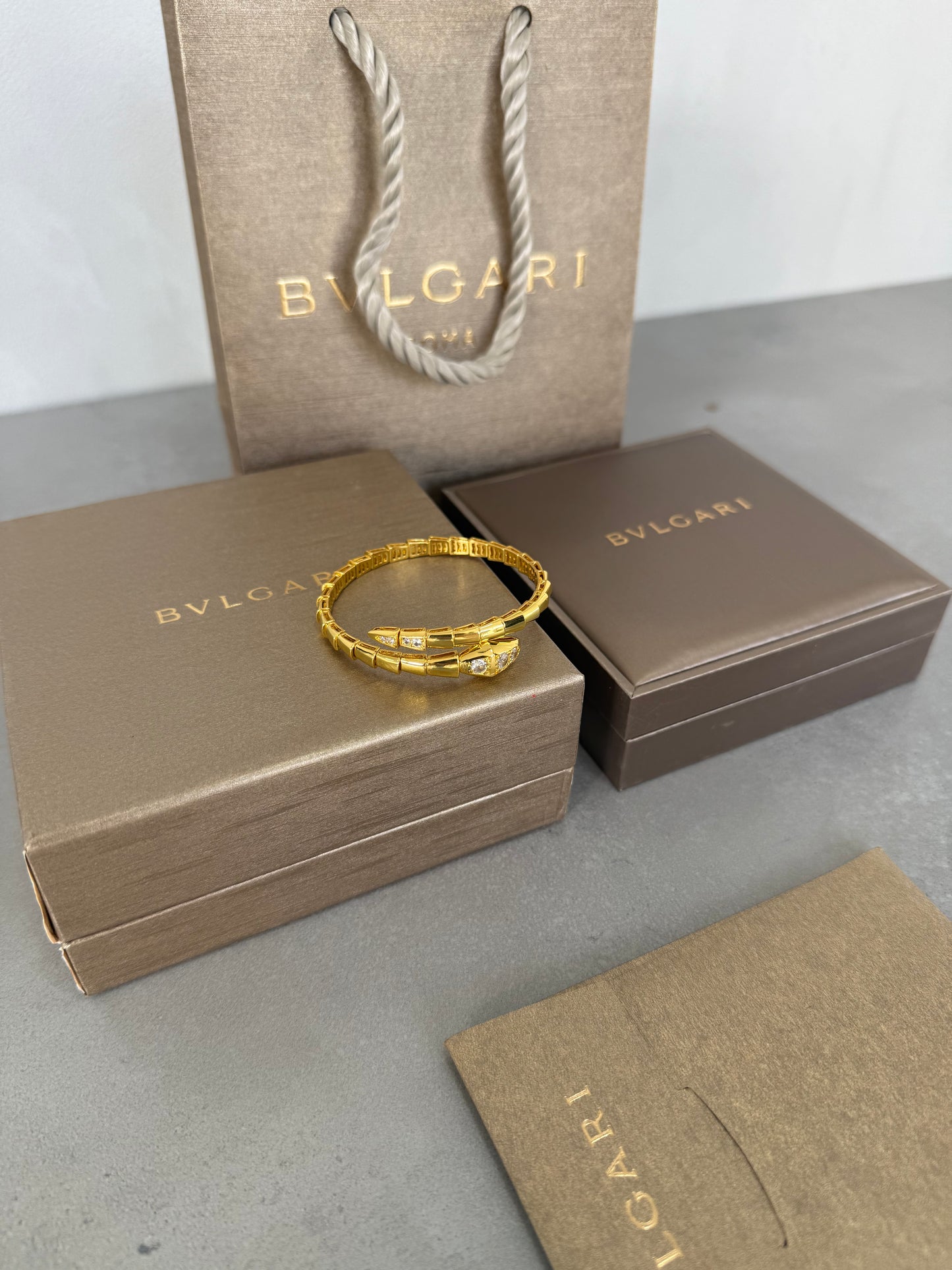Pulsera BLG dorada - 5458