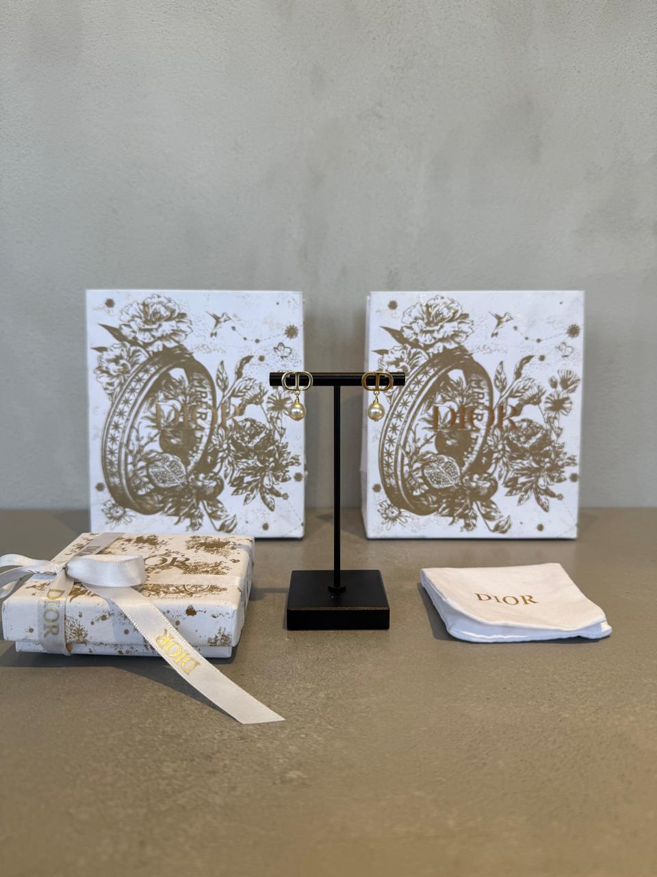 Aretes CD Insignia & Perla – Sofisticación Clásica -5013