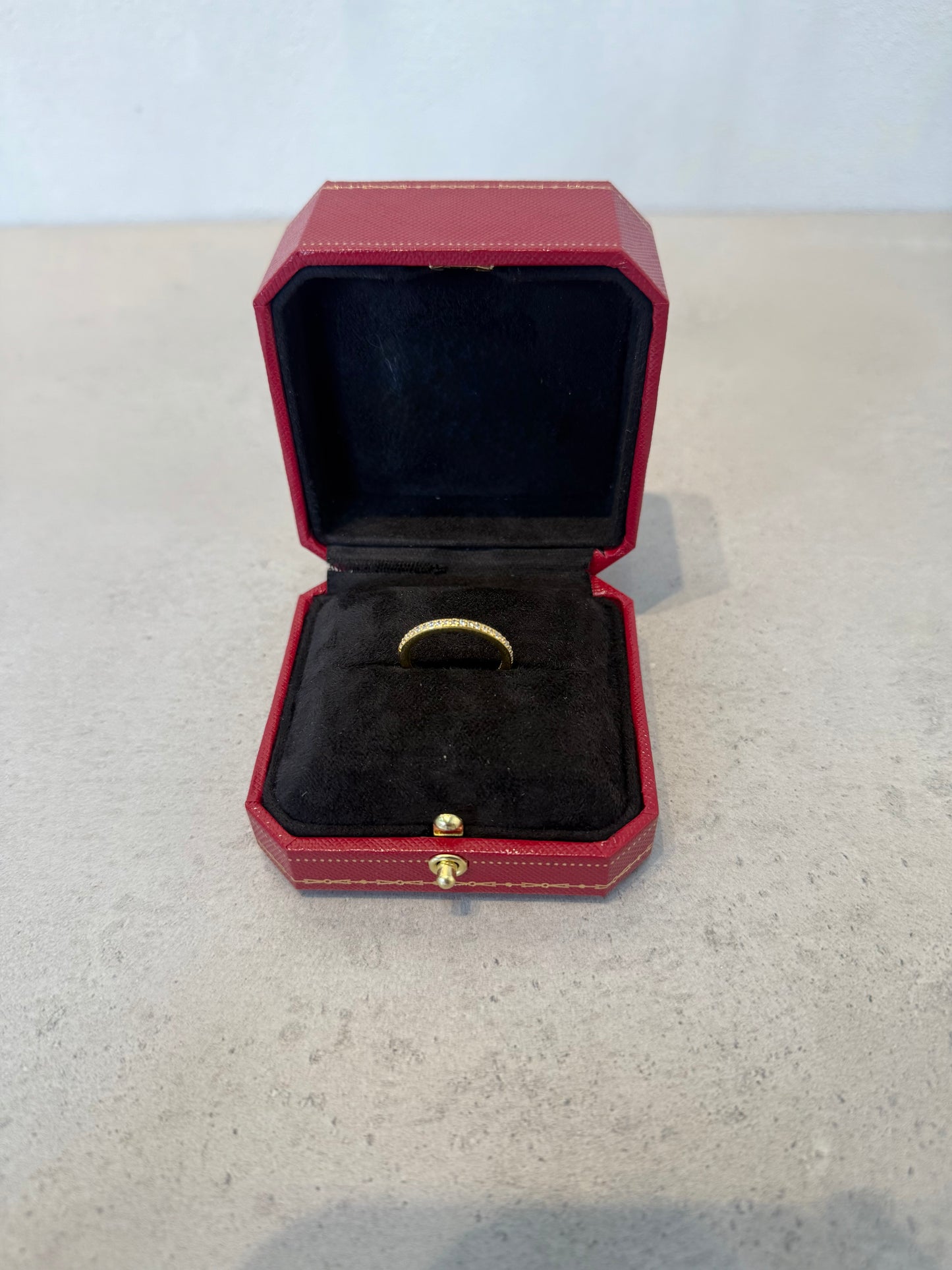 Anillo PAND dorado con zirconias