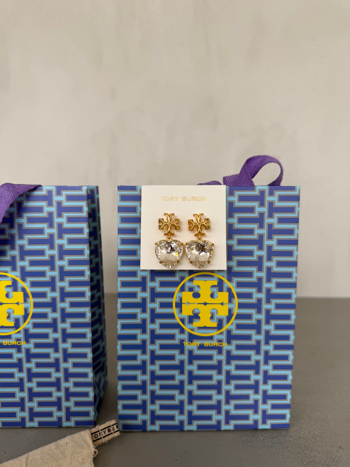 Aretes TB dorados con colgante de corazón tipo diamante