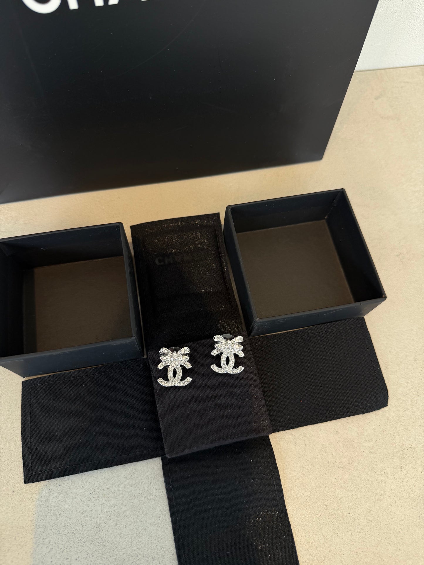 Aretes CC lazo plateado