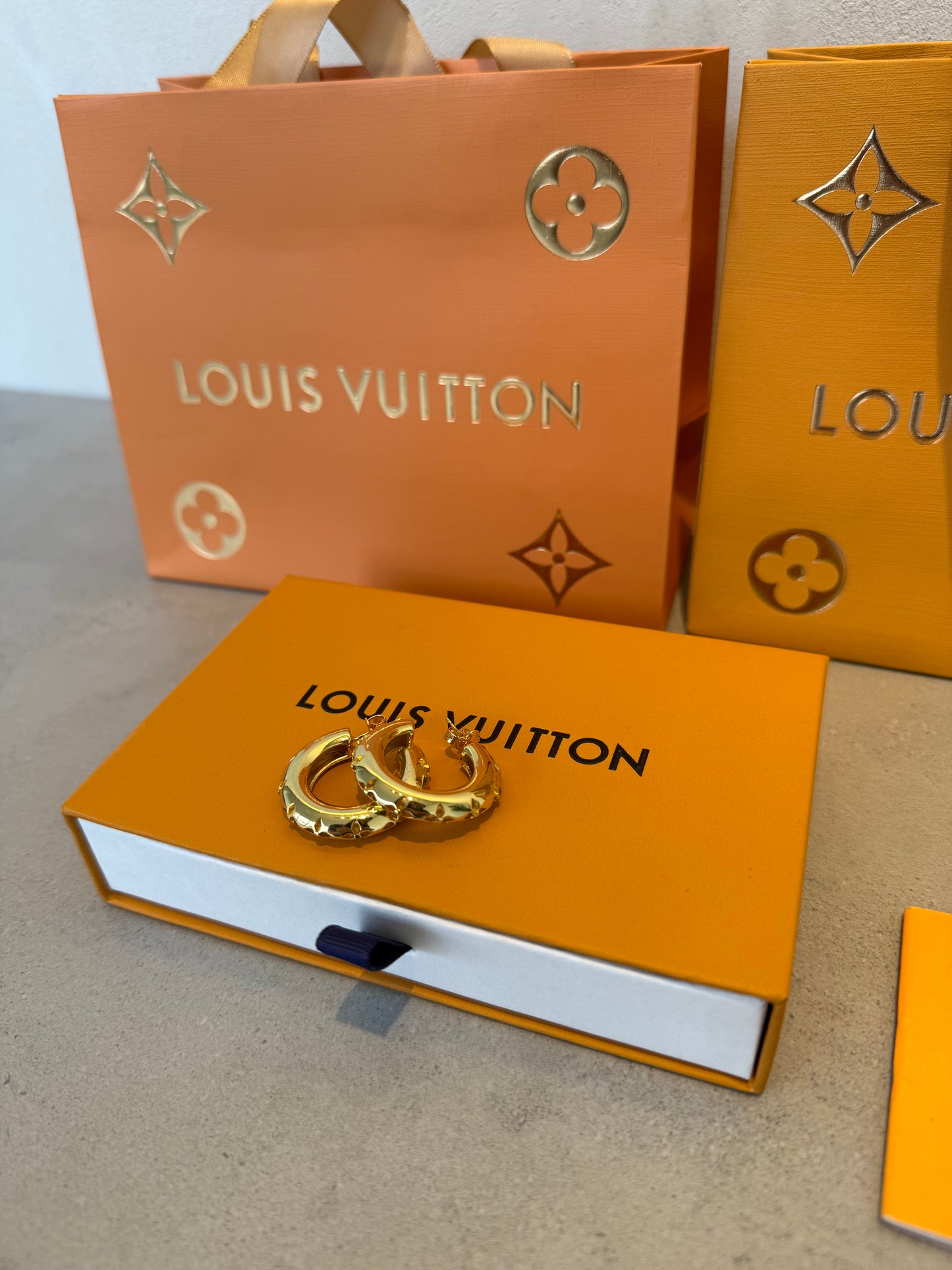 Arete LV redondo dorado