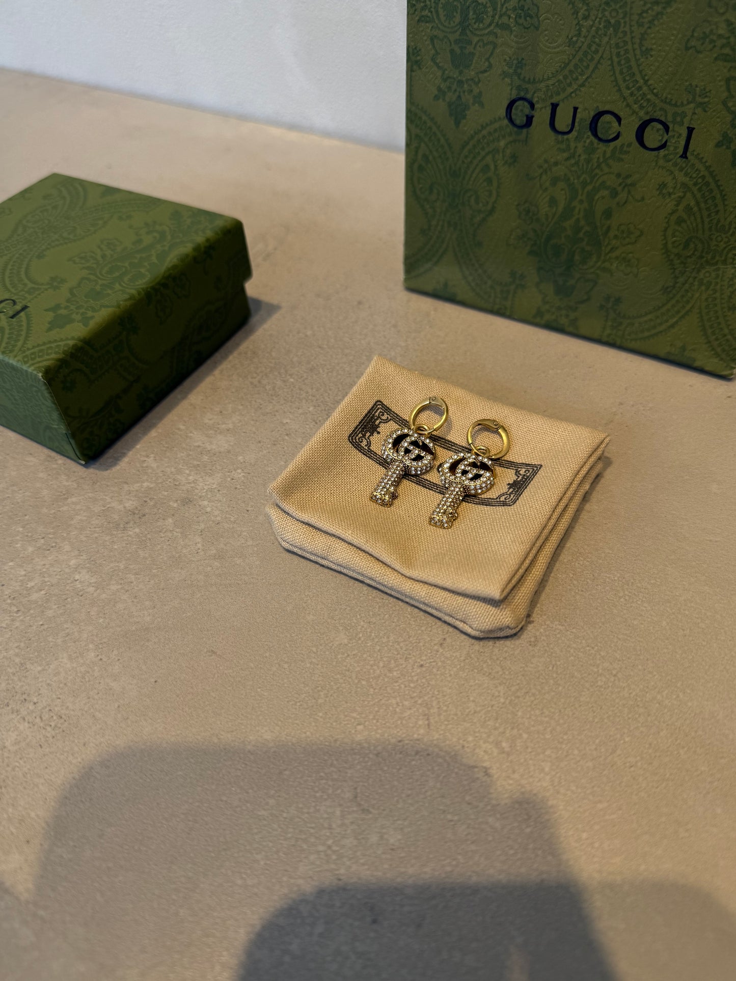 Aretes GG llave con diamantes