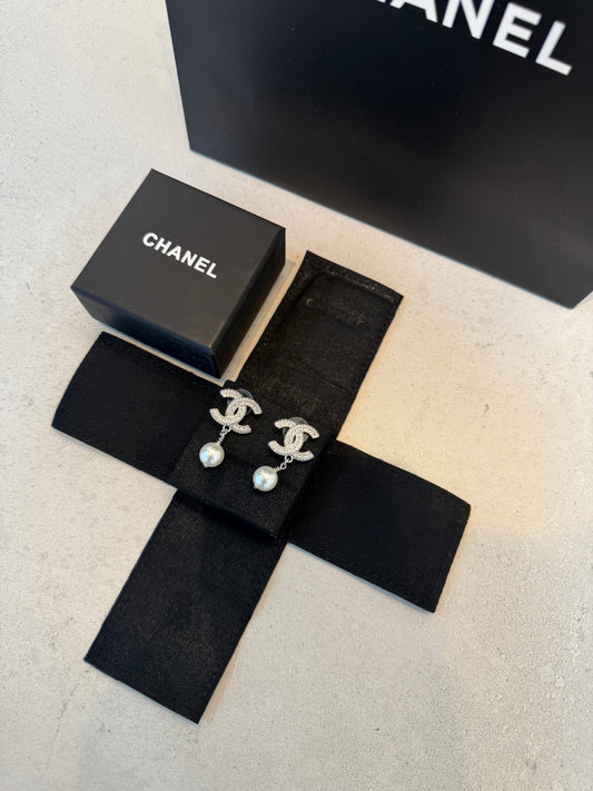 Aretes CC plateados con perlas -5112