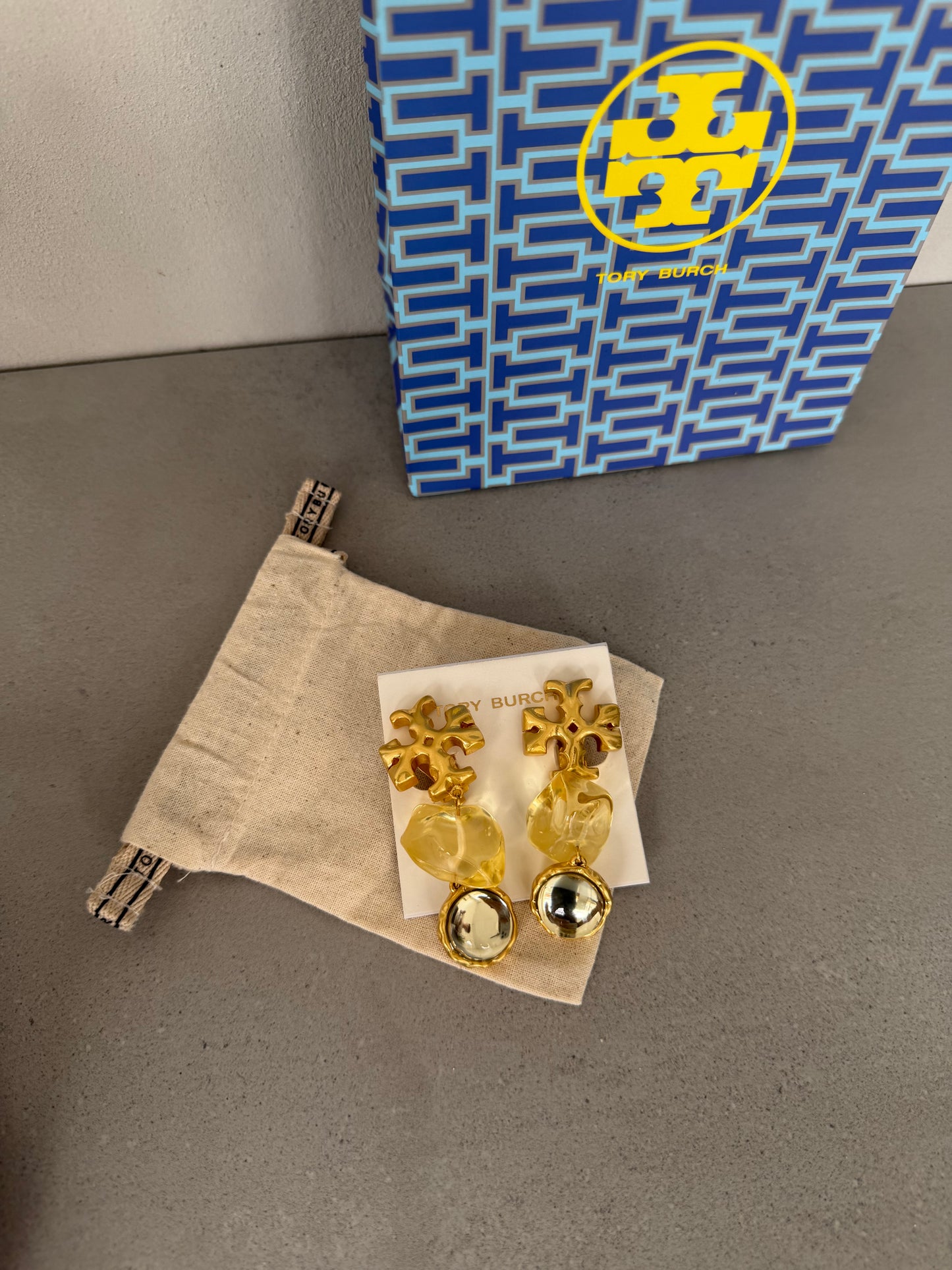 Aretes TB dorados con colgantes amarillos y esfera metálica