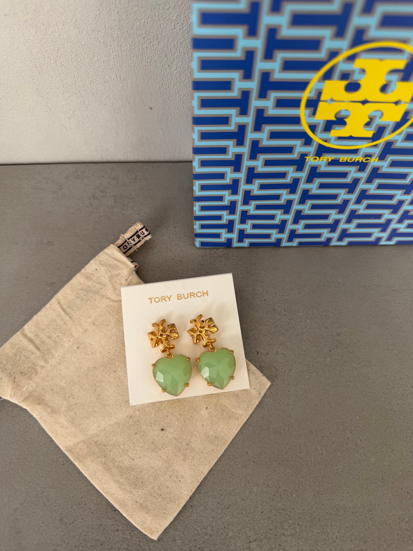 Aretes TB dorados con colgante de corazón verde pastel