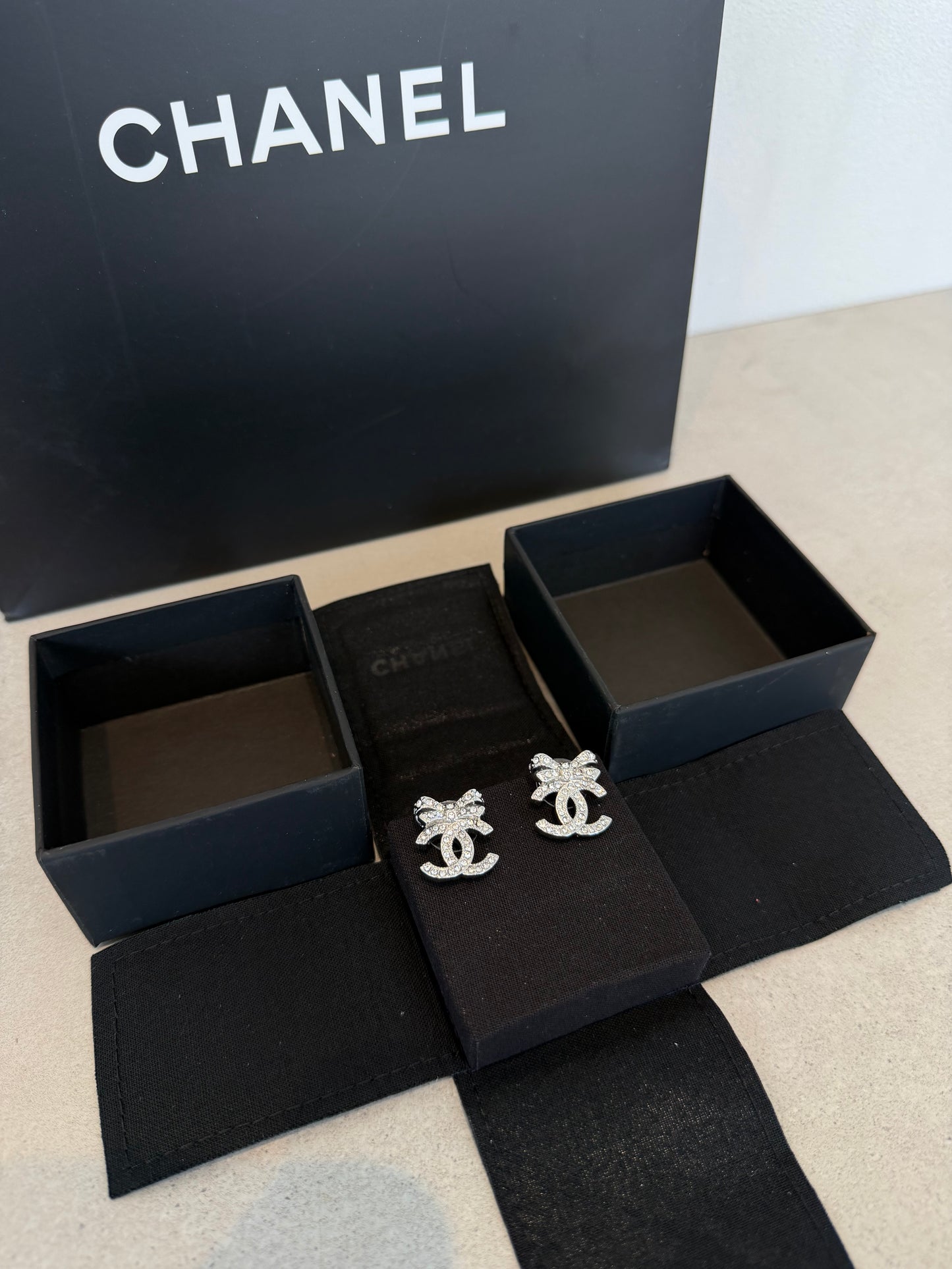 Aretes CC lazo plateado