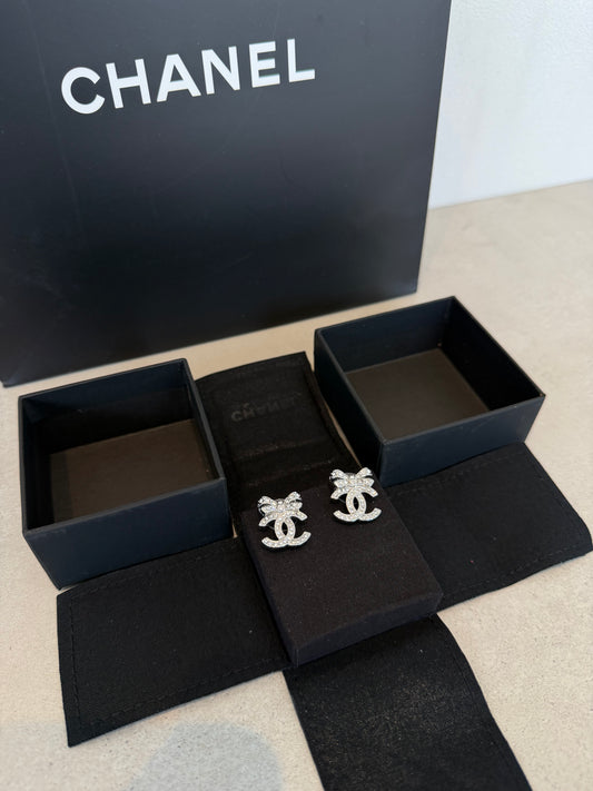 Aretes CC lazo plateado