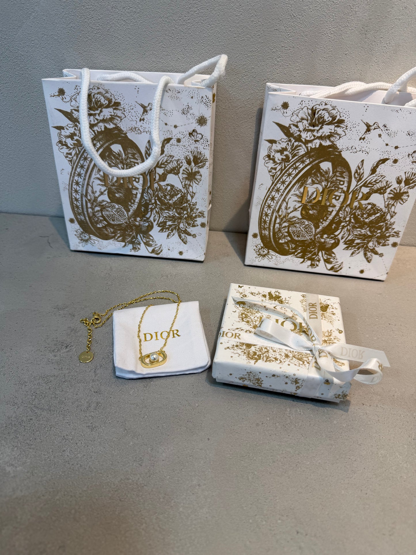 Collar CD logo con perla