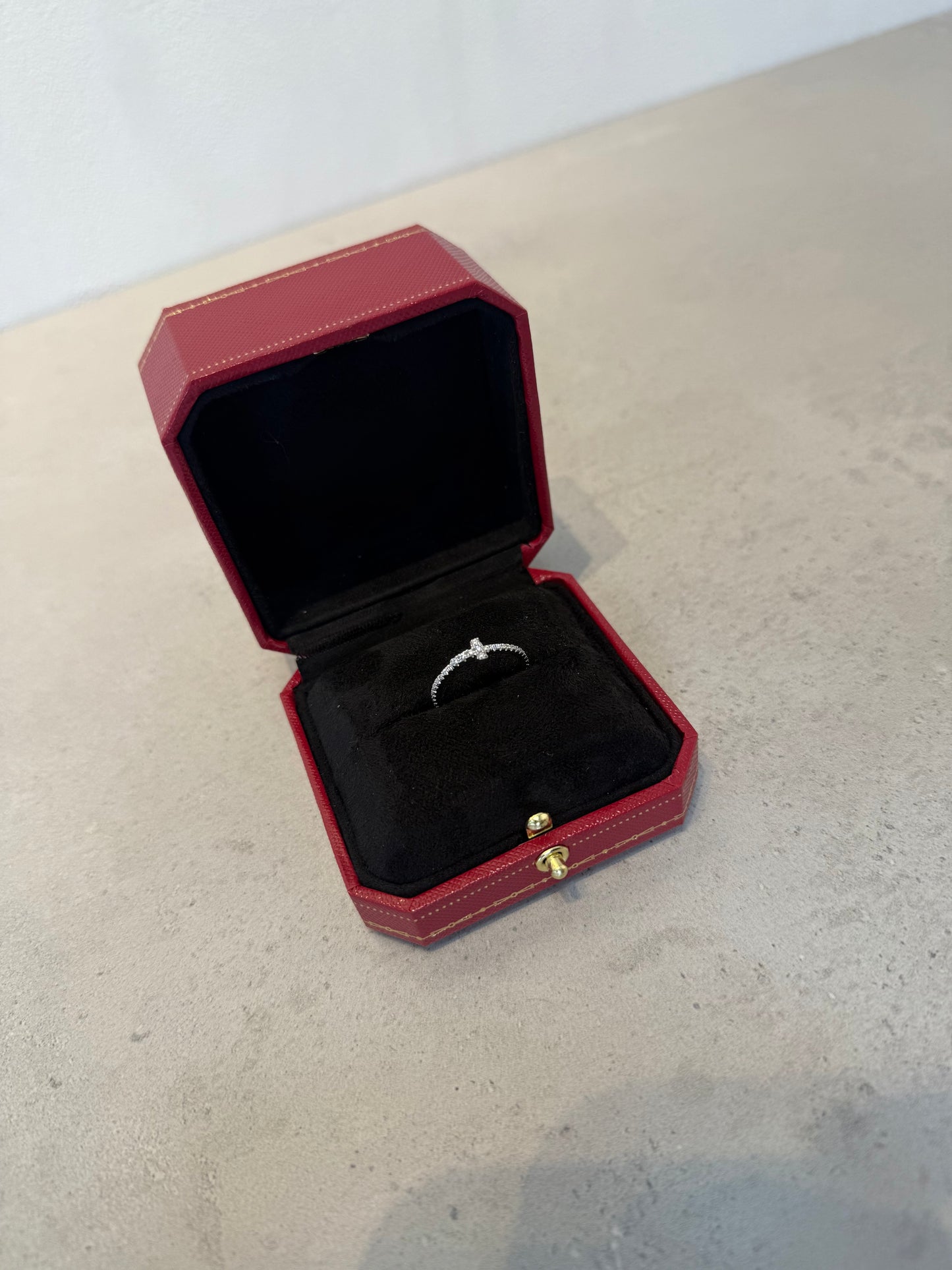 Anillo TIF plateado con zirconias -5181