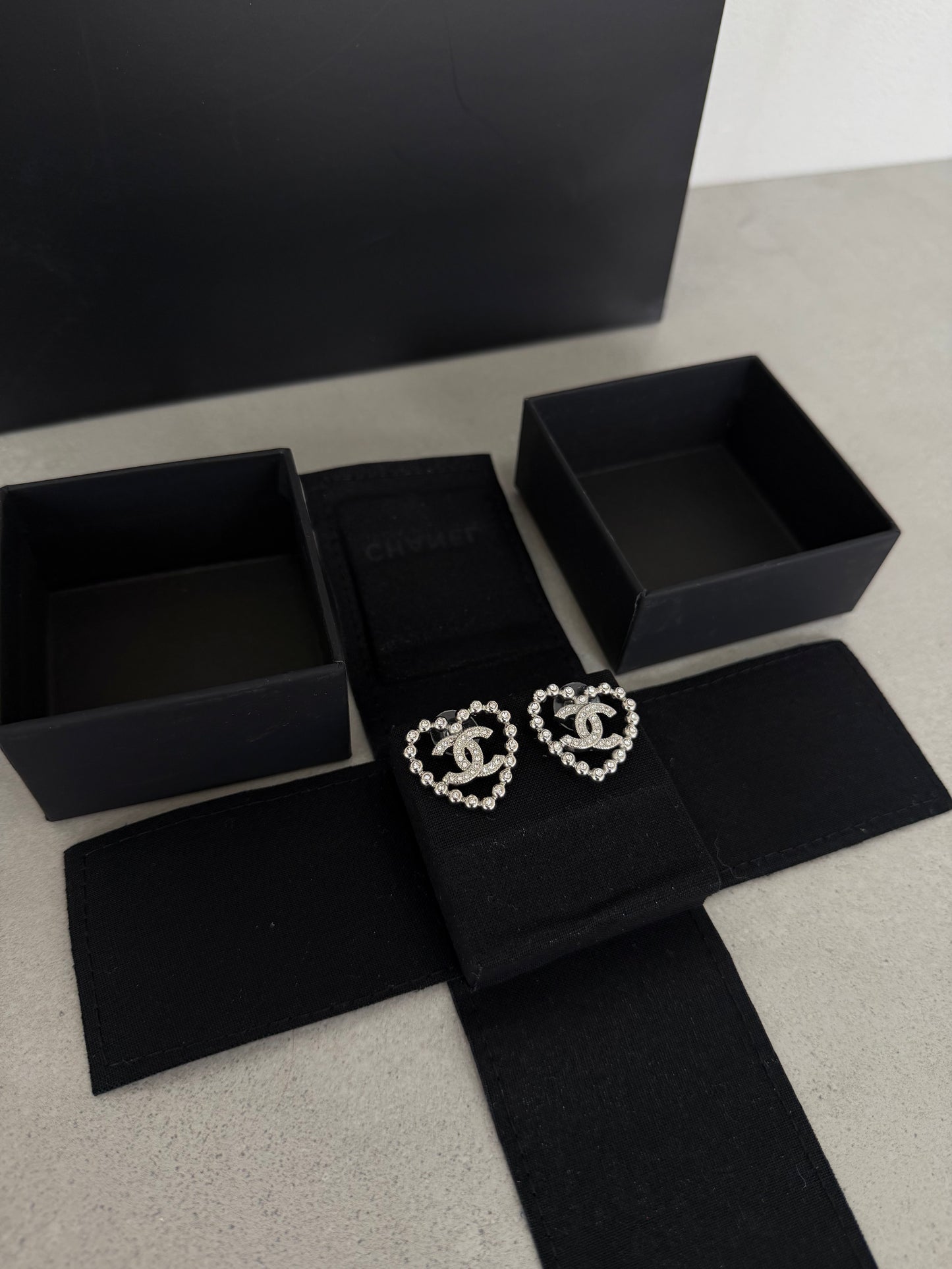 Aretes CC corazón con diamantes