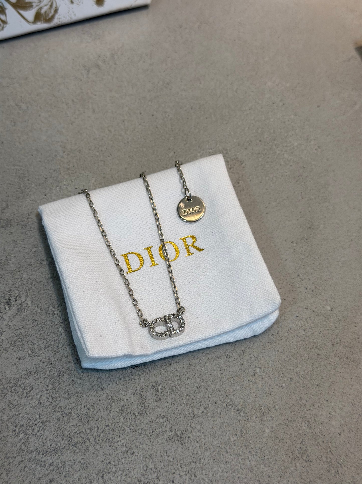 Collar CD logo plateado