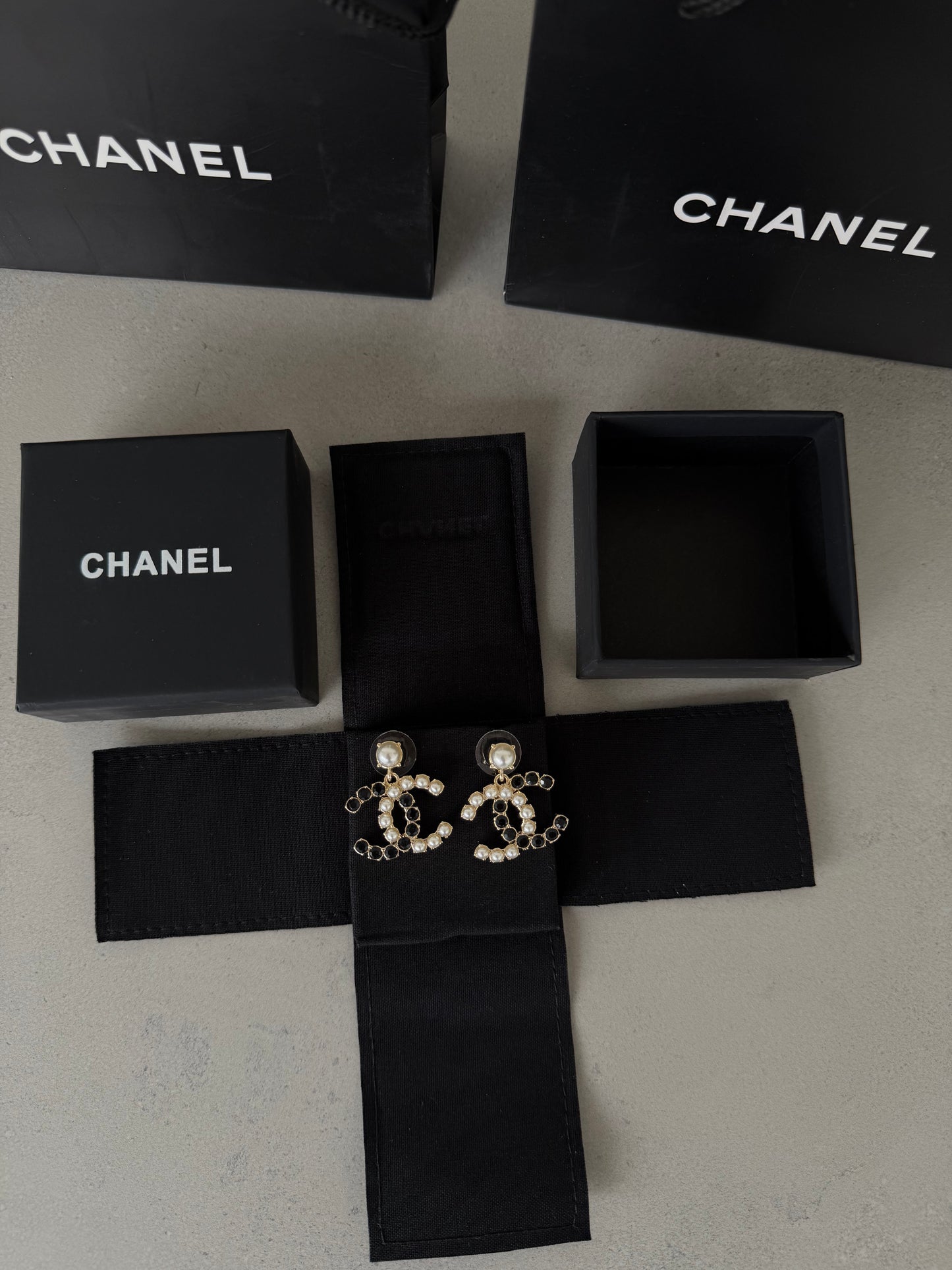 Aretes CC negro y blanco