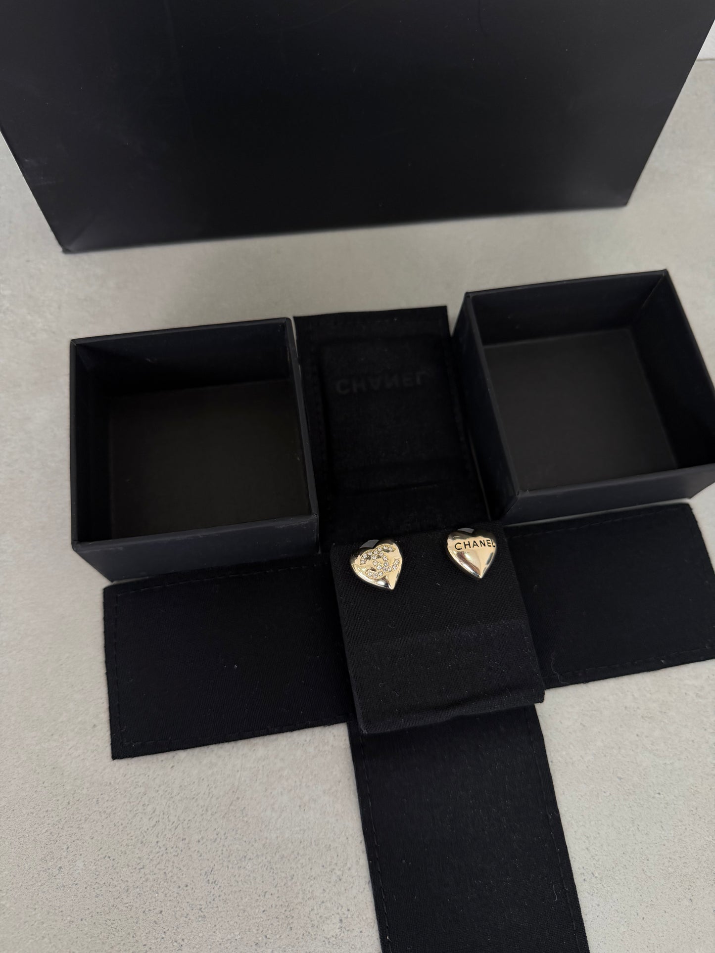 Aretes CC corazón dorado