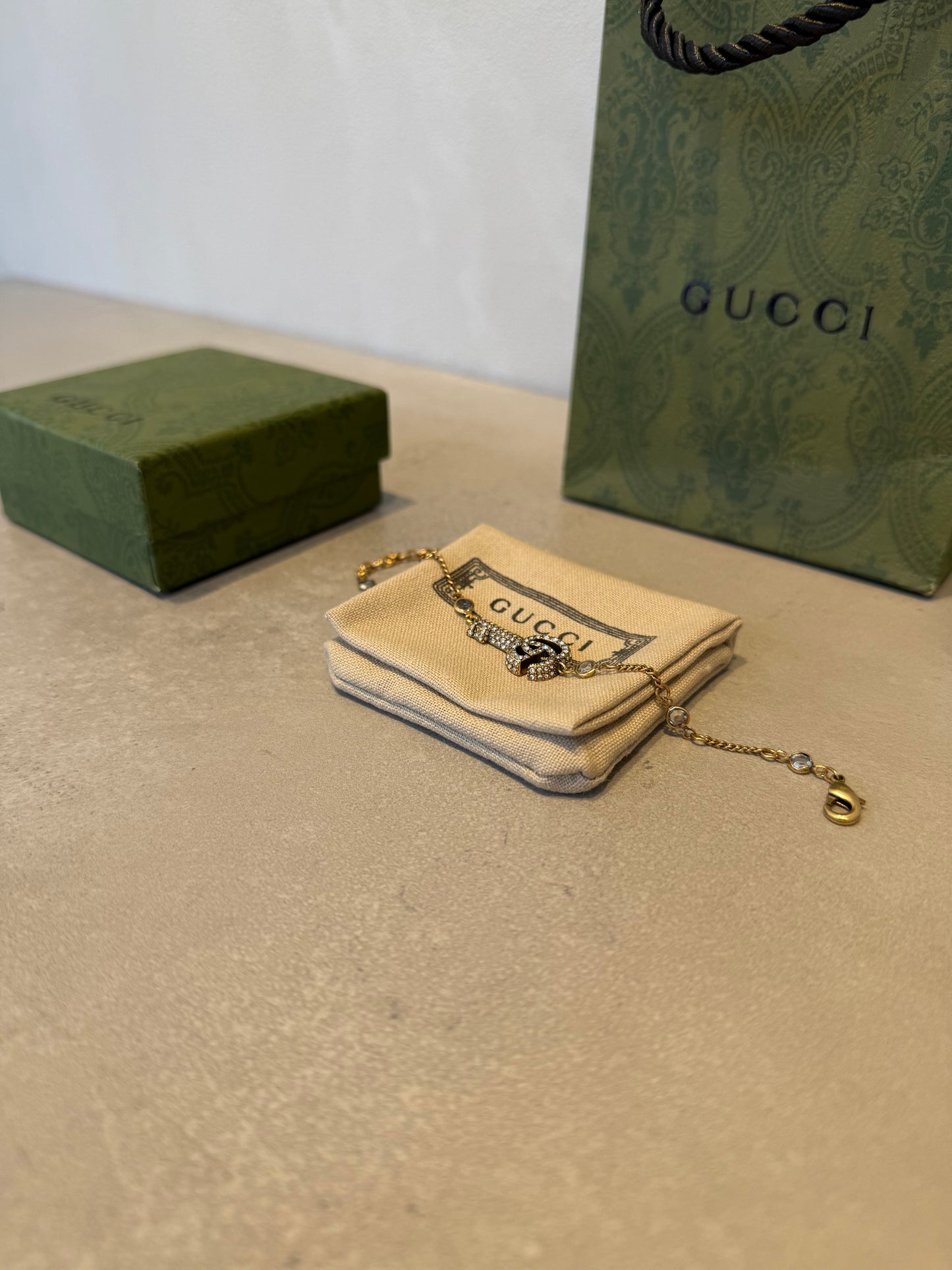 Pulsera GG llave dorada- diamantes blancos