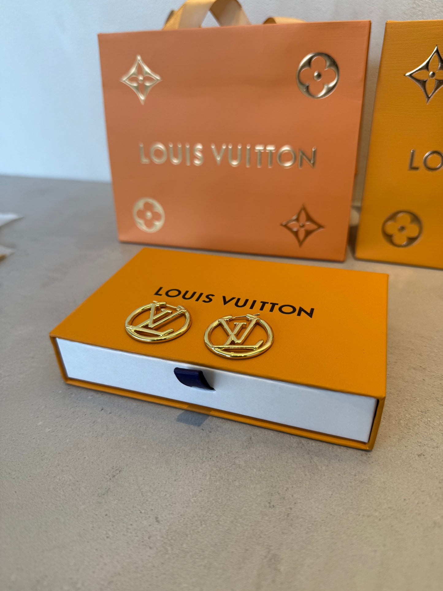 Arete LV dorado pequeño