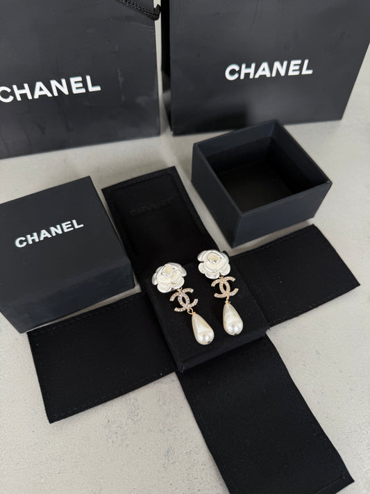 Aretes CC flor con lágrima de perla