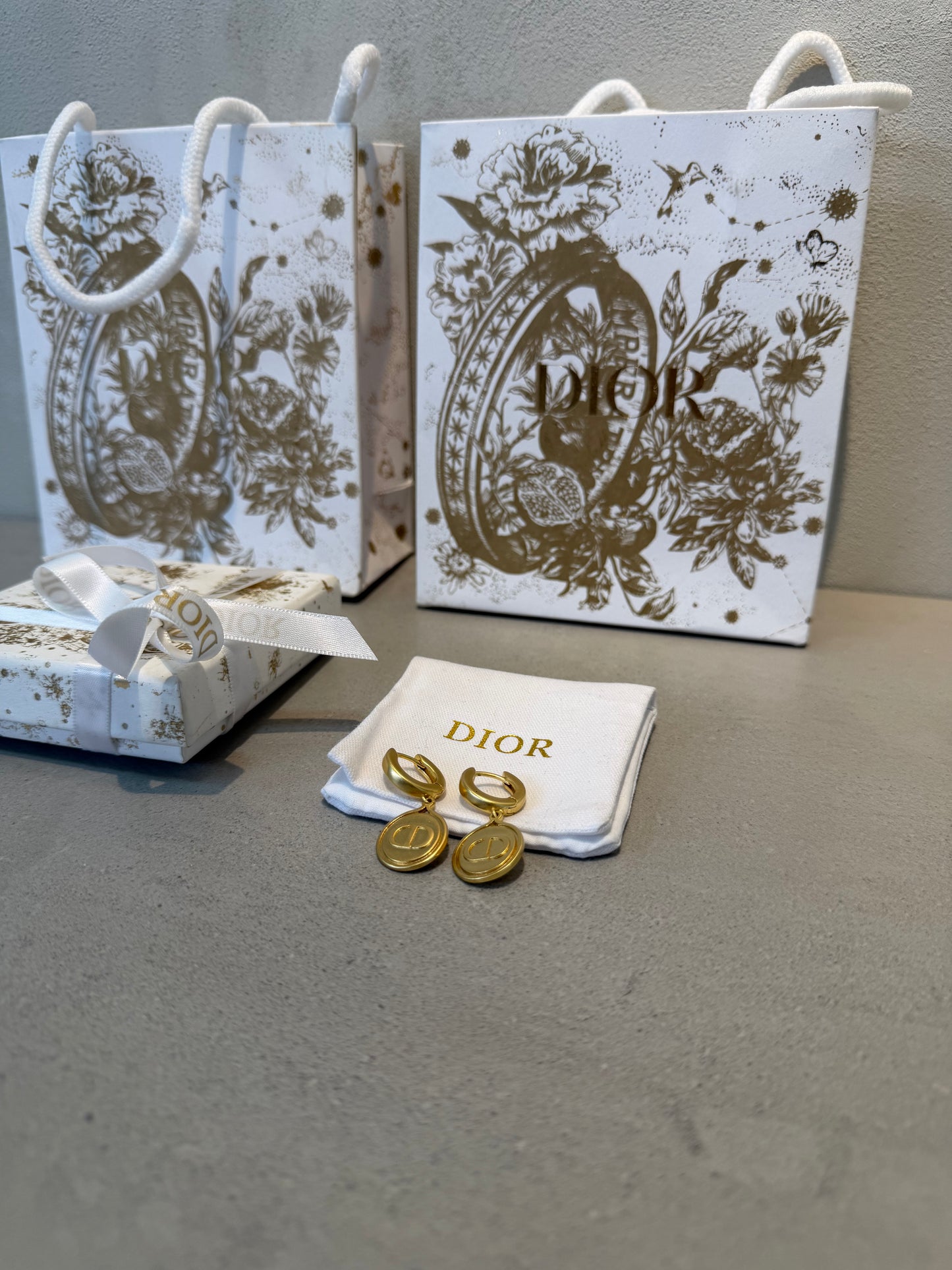 Aretes CD moneda dorada