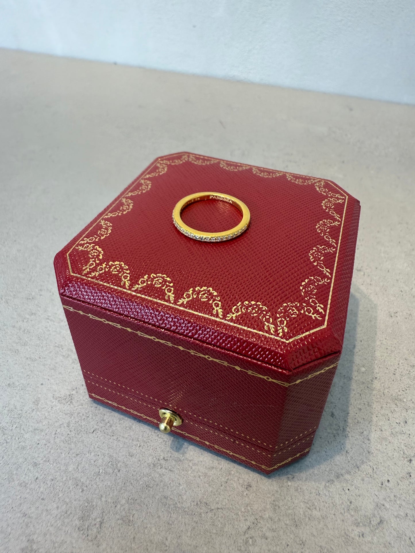 Anillo PAND dorado con zirconias