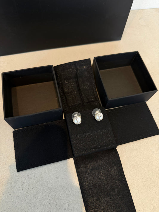 Aretes CC perla con plateada