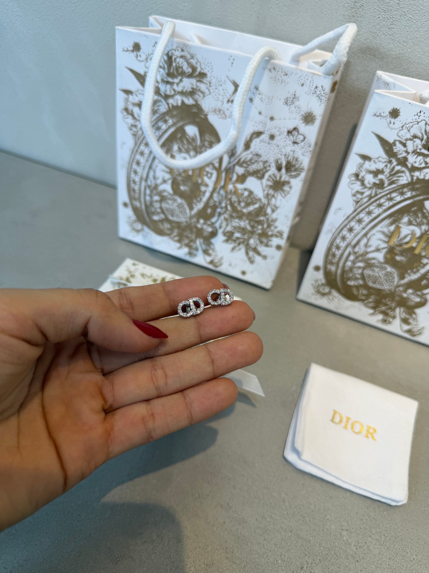 Aretes CD insignia zirconia plata