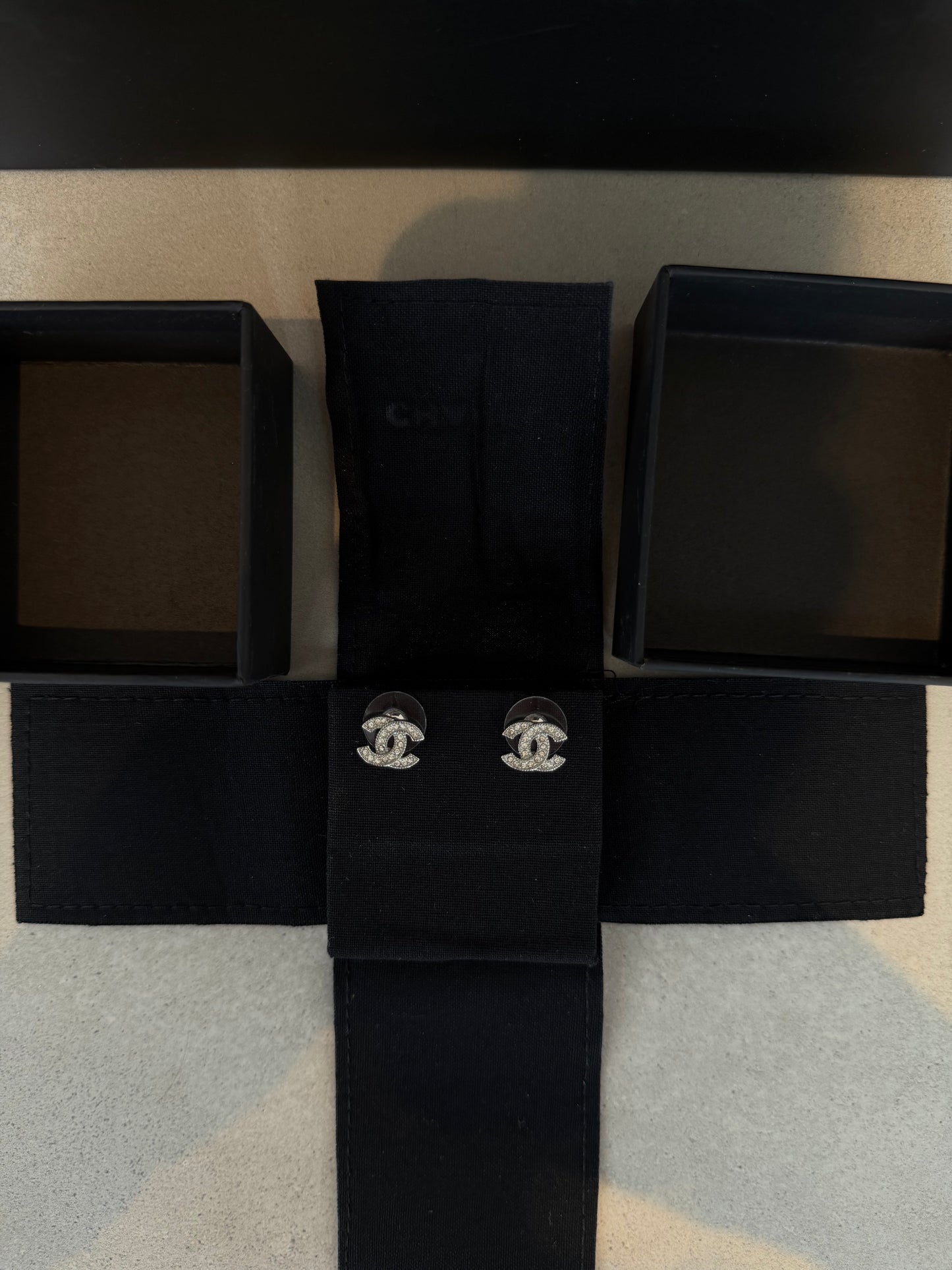 Aretes CC logo plateado