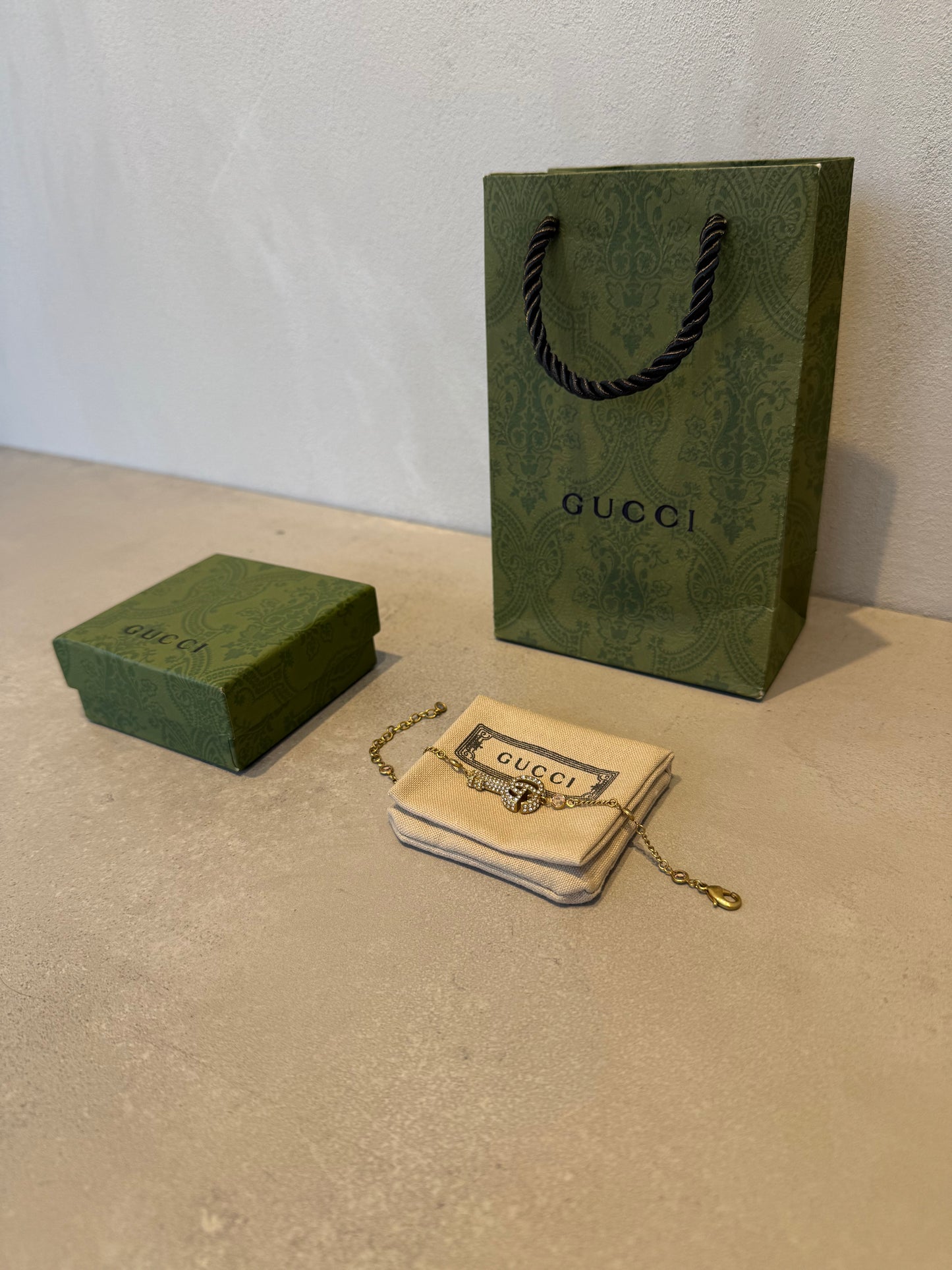 Pulsera GG llave dorada diamantes rosa