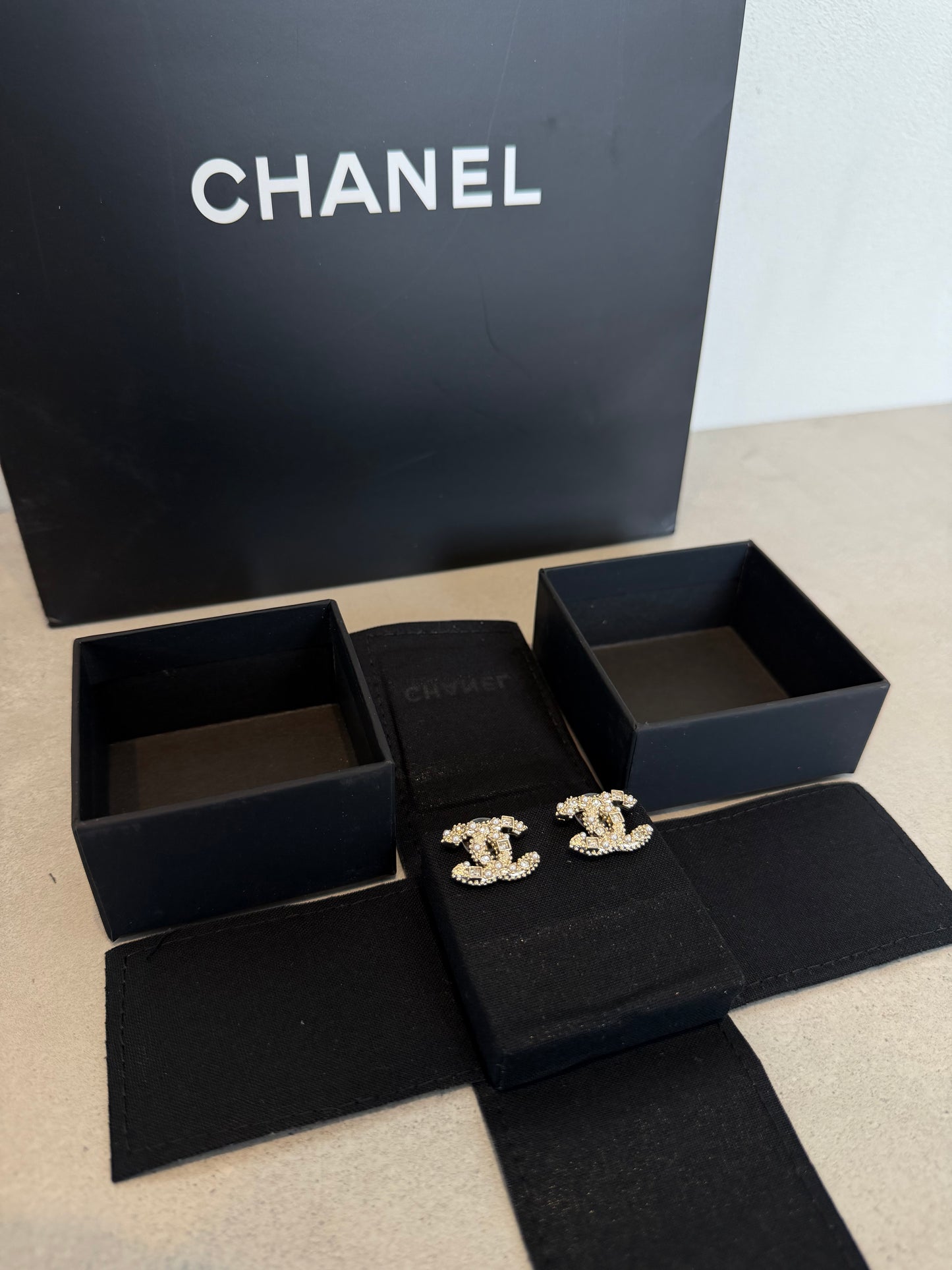 Aretes CC logo dorado