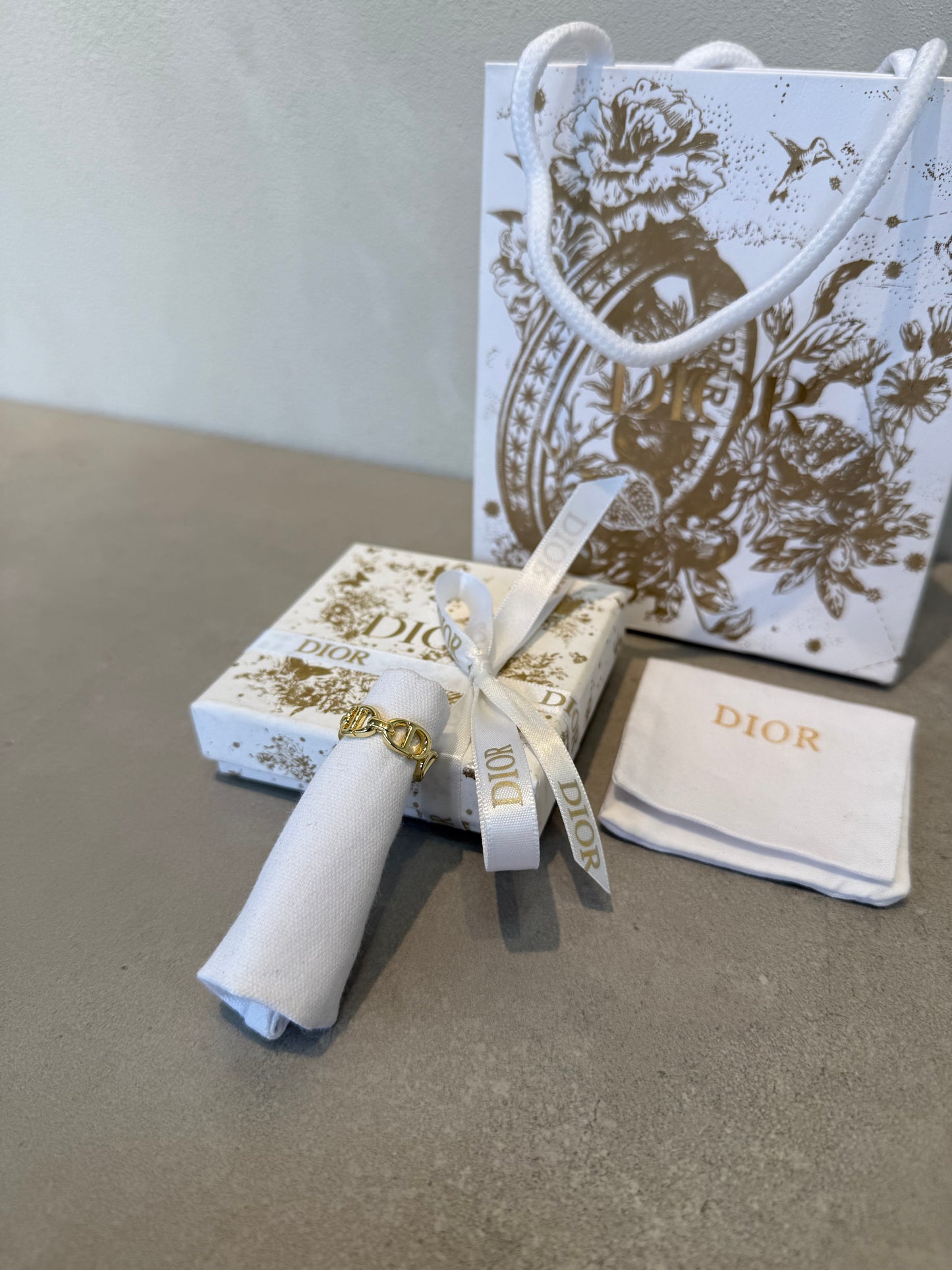 Anillo CD logo dorado