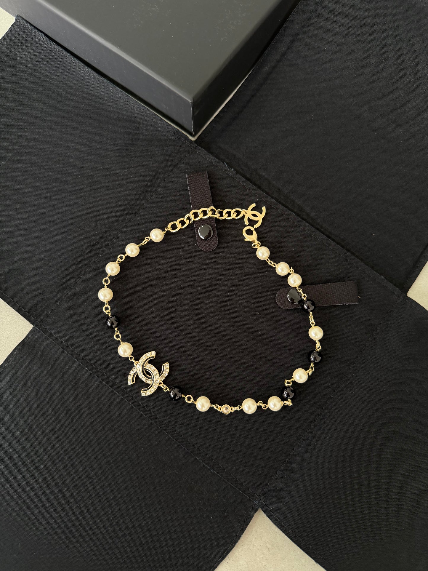 Collar CC perlas + tonos negros