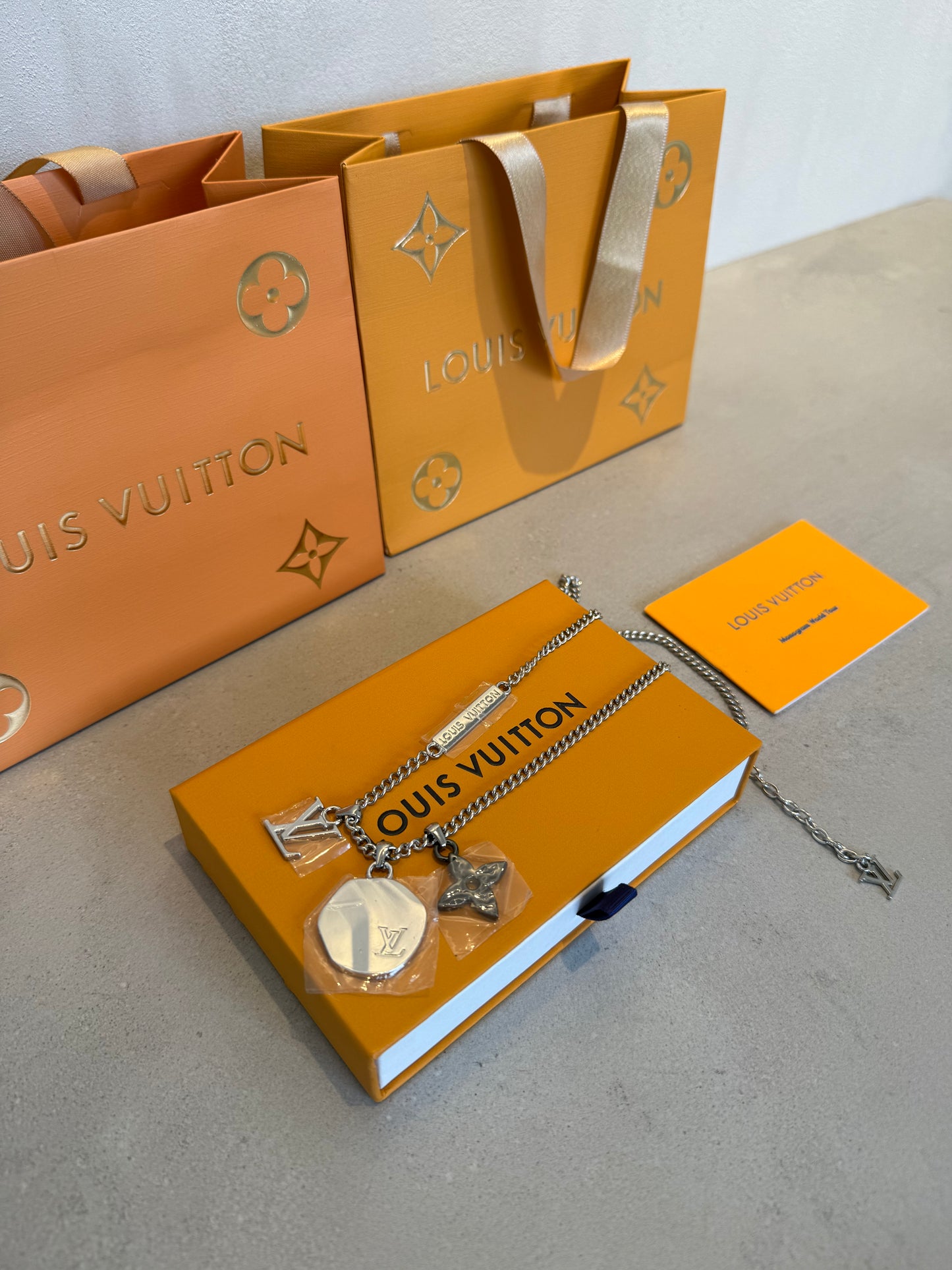 Collar LV logo plateado