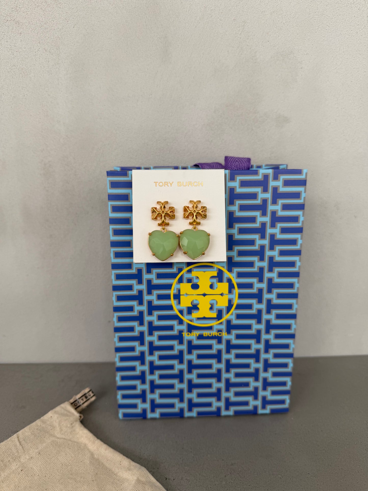 Aretes TB dorados con colgante de corazón verde pastel