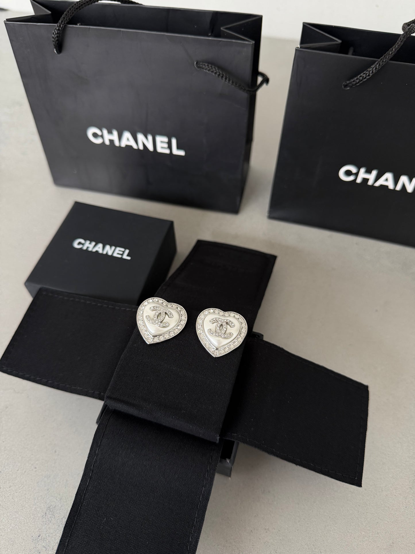 Aretes CC corazón plateado